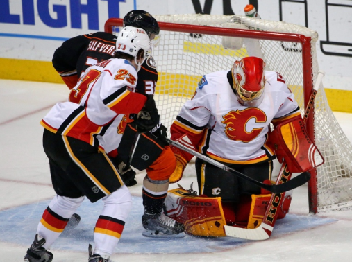 Calgary Flames visar beslutsamhet och styrka i knapp seger mot Philadelphia Flyers